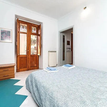 Sunny And Quiet Apartment, Central, 2 Rooms, Self Check-in *